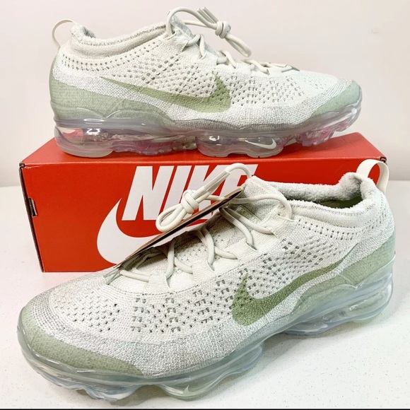 Nike Women's White and Green Sneaker Size 12/ Men’s 10.5 - Picture 4 of 10